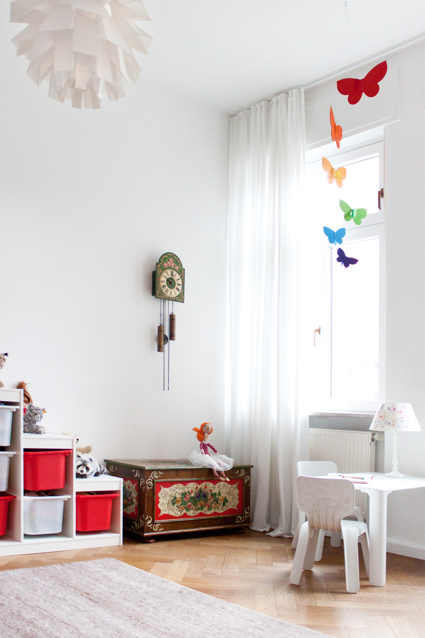 Interior: children's room / Kinderzimmer - antike Bauerntruhe - Normann Copenhagen - magis -ikea