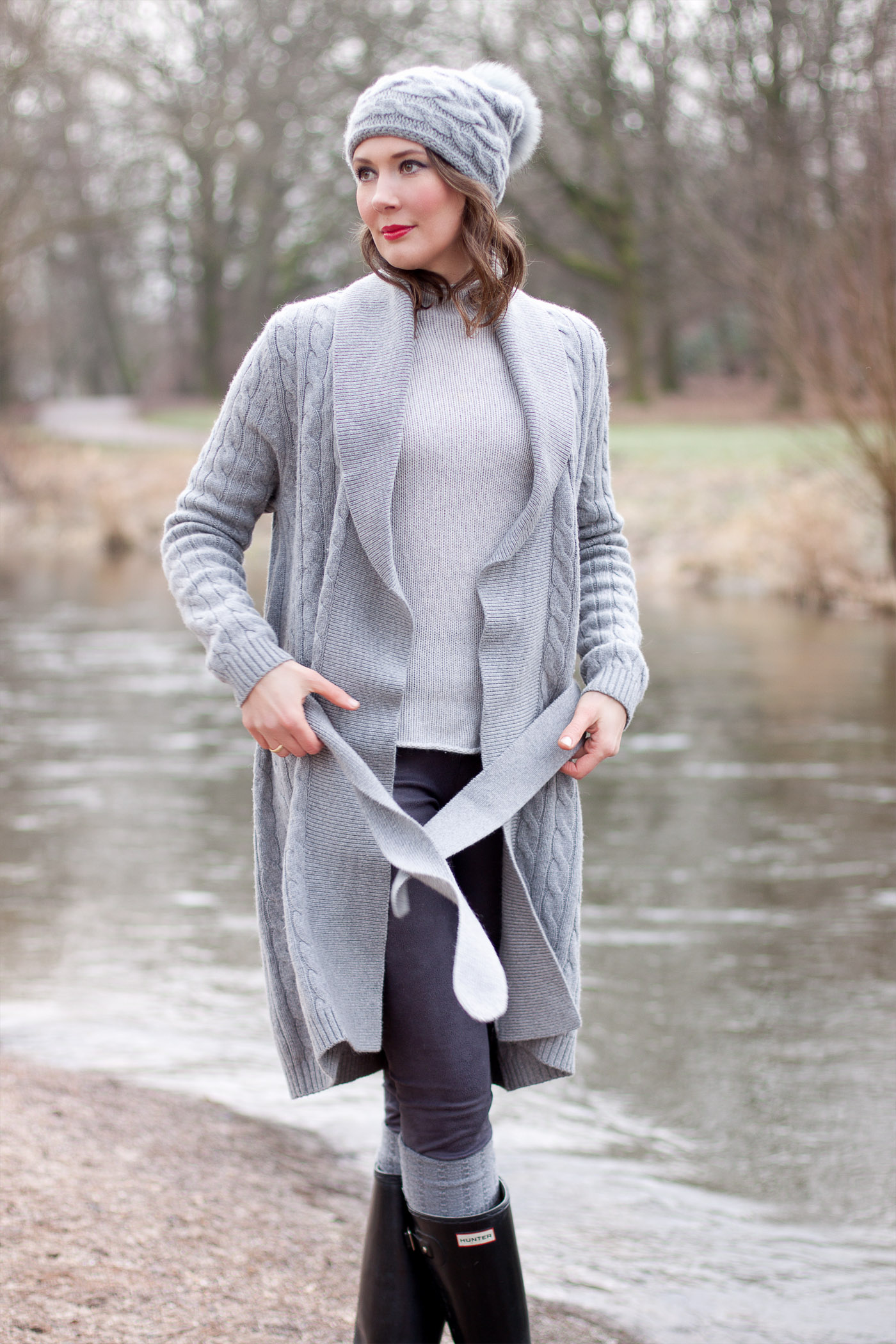 hunter-boots-and-oversize-knit-coat_13
