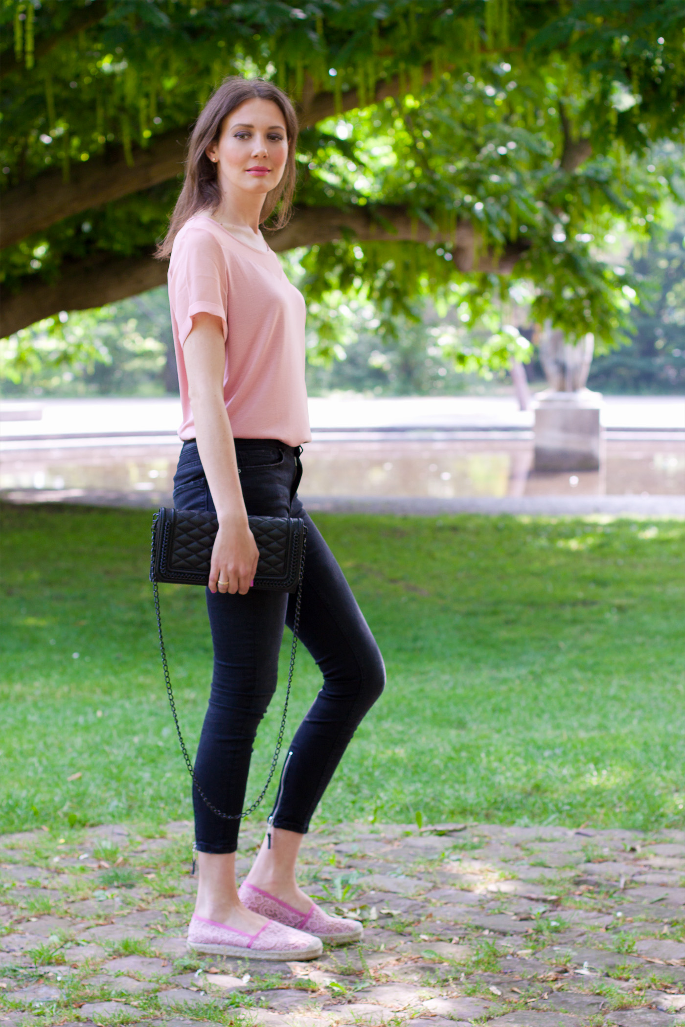 black-zara-jeans-pink-shirt-01