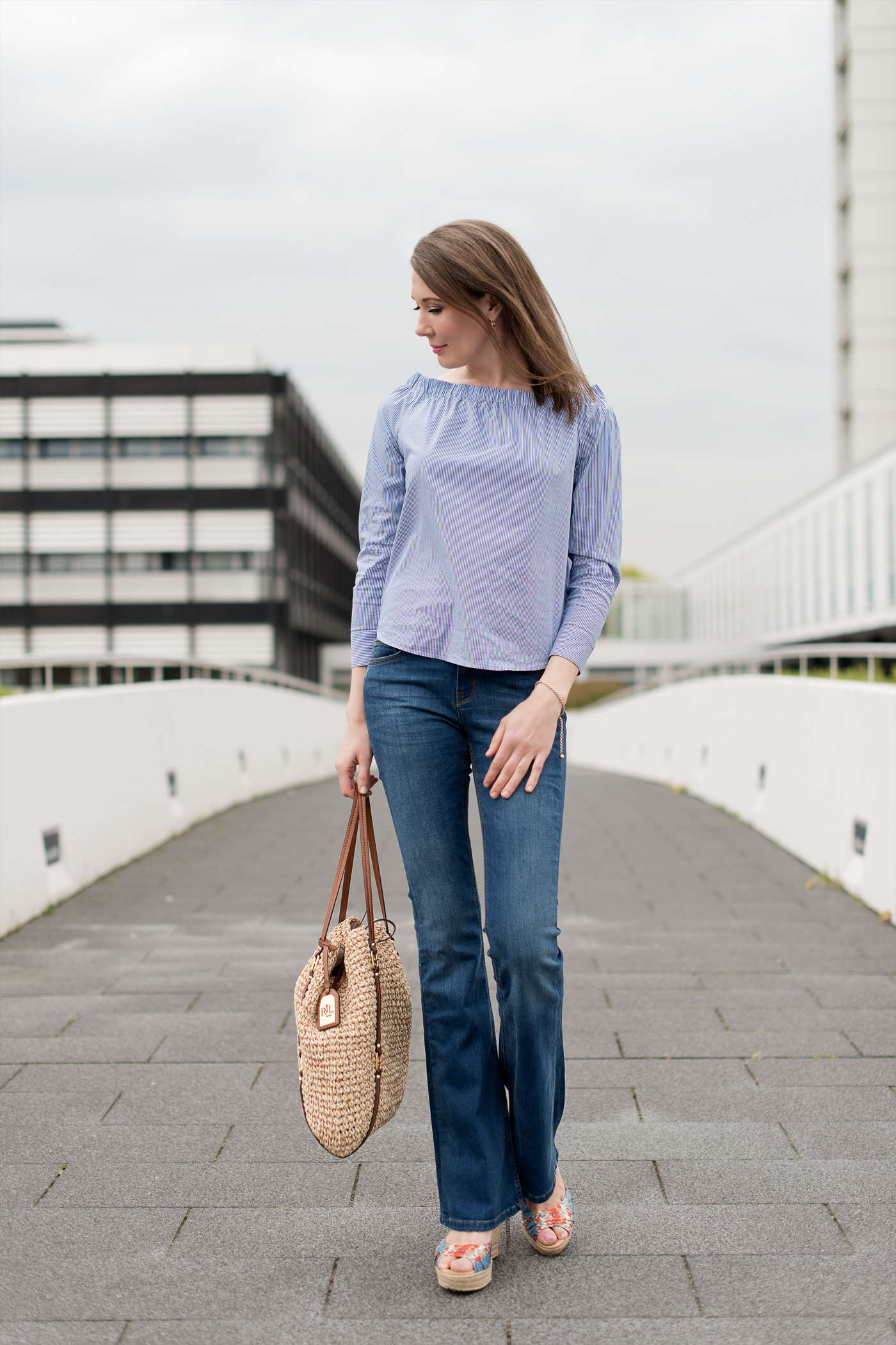 Zara Jeans im 70 Jahre Stil mit Schlag, eine schulterfrei Bluse mit Carmenausschnitt, Shopping Bag von Ralph Lauren.