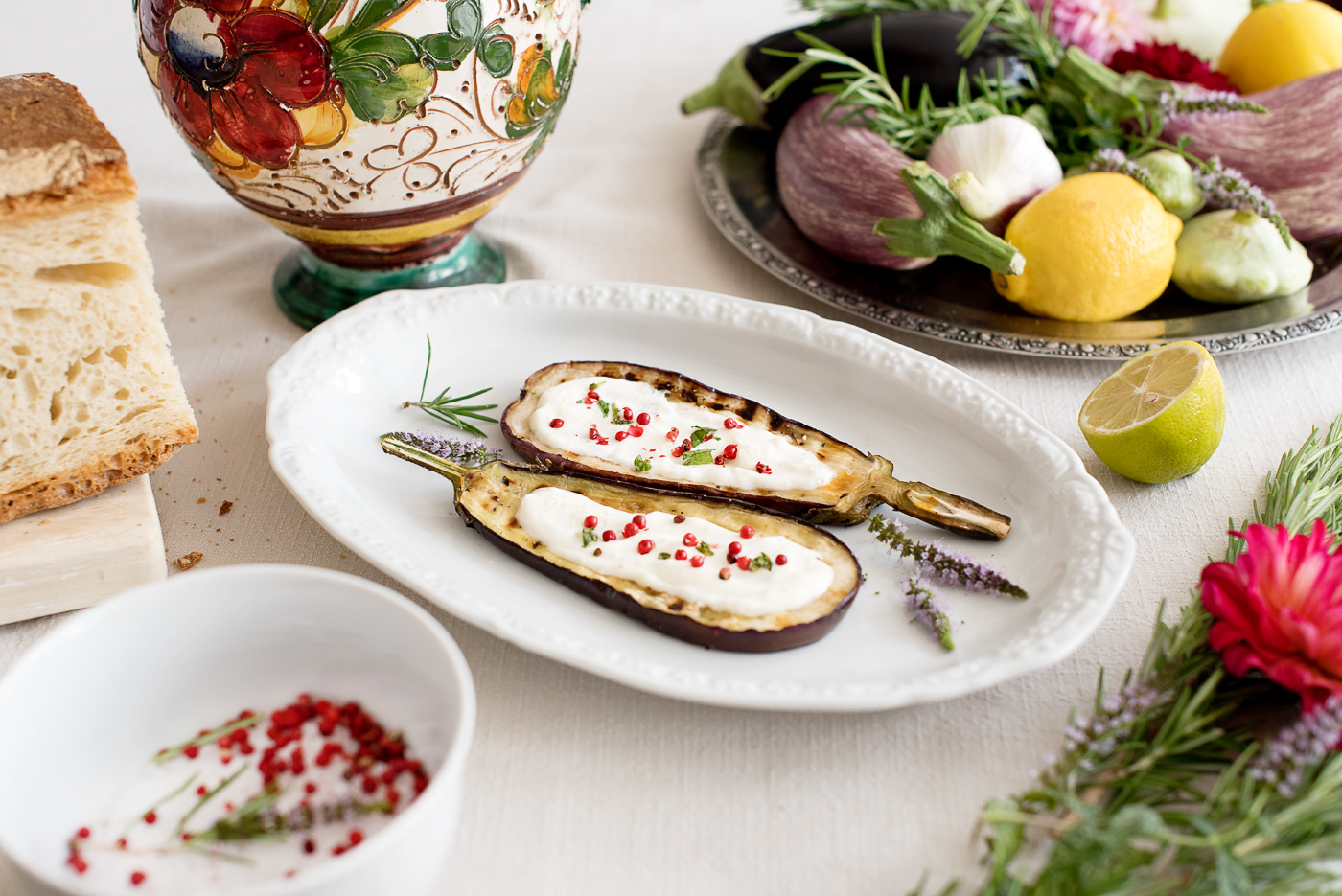 Rezeptbeitrag mit gegrillten Auberginen und Zucchinis mit einer Joghurtcreme und floraler Dekoration mit Dahlien.