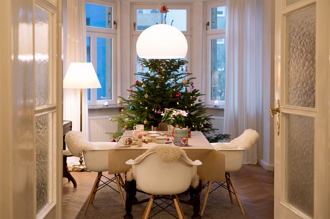 weihnachtsdekoration-christmasdeco-home-interior-fly-kartell-pendelleuchte-eams-chair